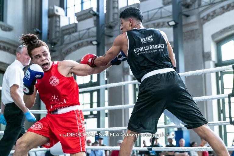 Compétition de boxe anglaise Boxing Center — deux combattants s'affrontent sur le ring